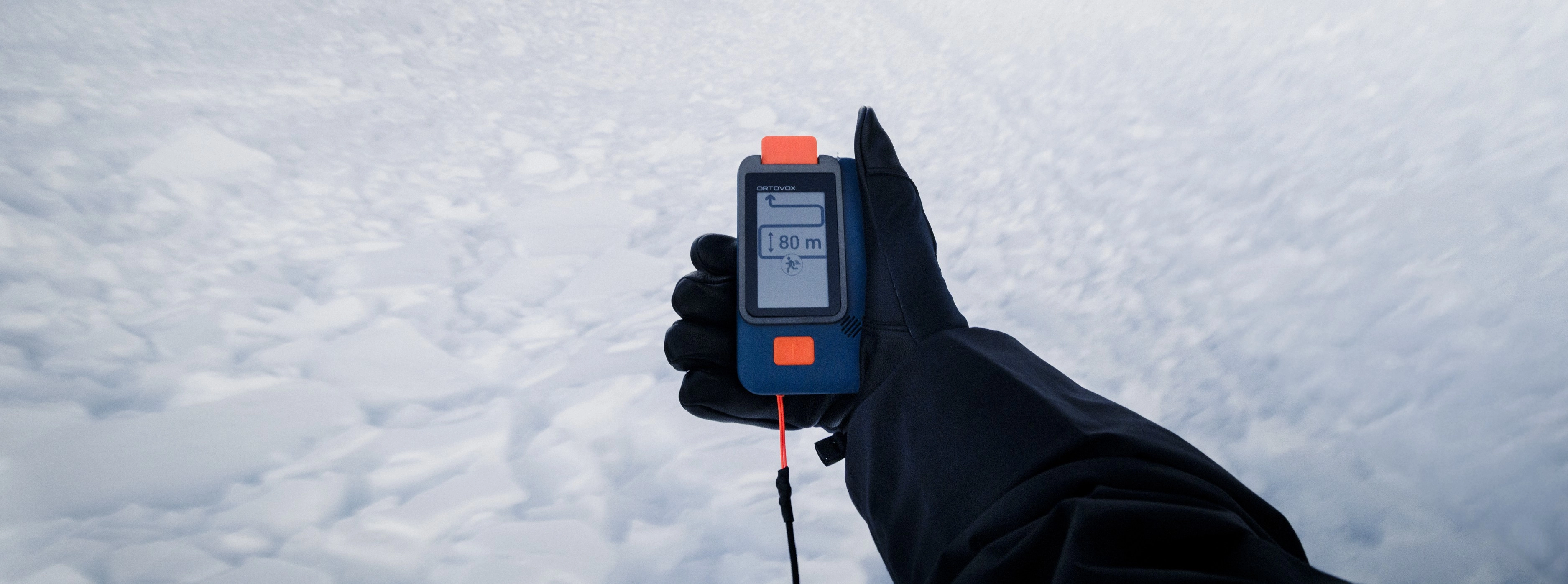 DA_2122_FOCUS LVS_WS2627_MaxDraeger_MedRes_(1) Avalanche transceiver, Rescue beacon, Digital display, Blue and orange, Snow safety