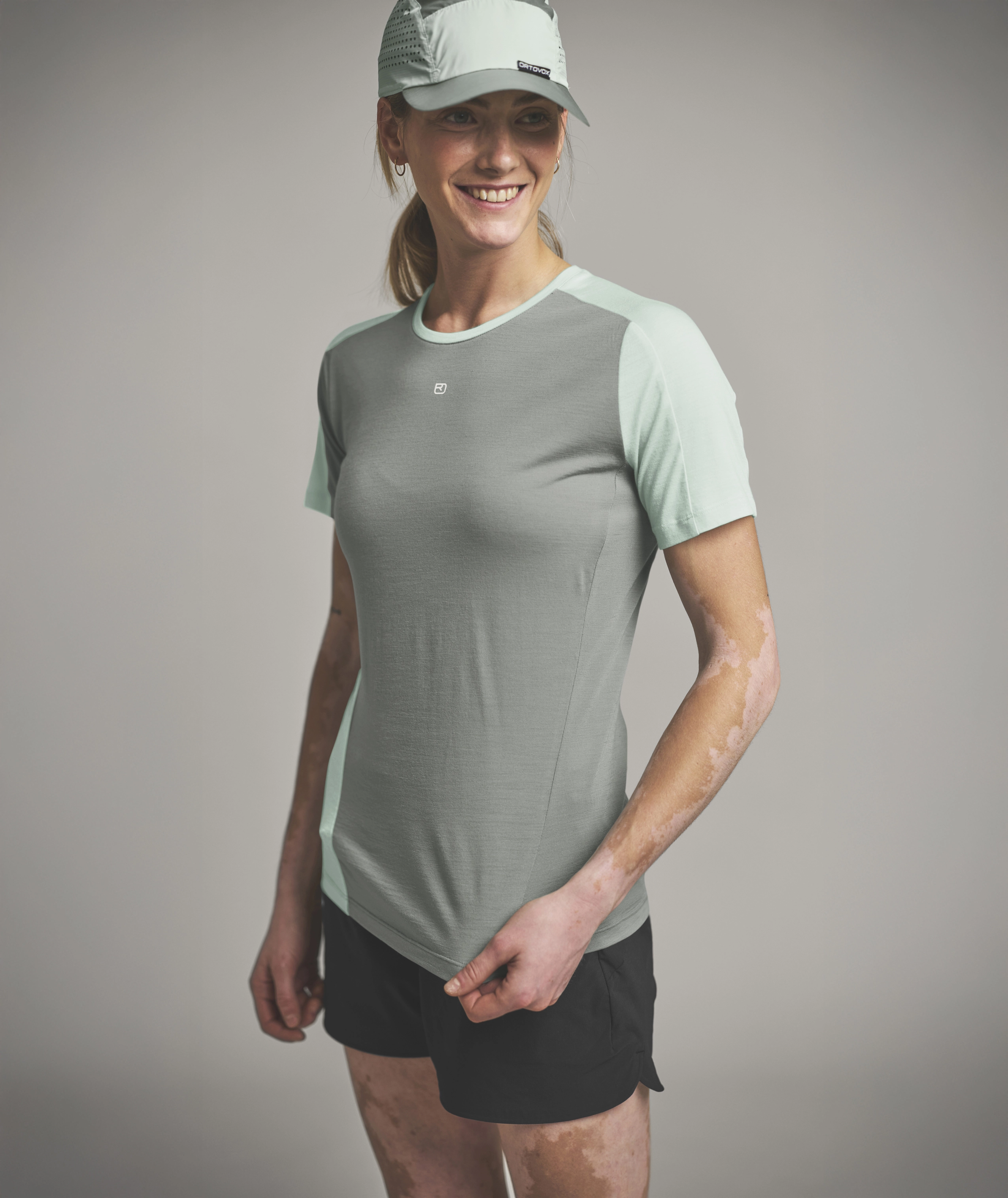 120 COOL TEC FAST UPWARD TS W t-shirt, shorts, cap, runner, athletic