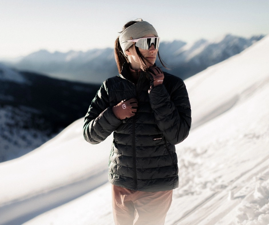 ORTOVOX_Header_Highlights_Damen_Mobile puffer jacket, down jacket, winter outerwear, gloves, ski goggles