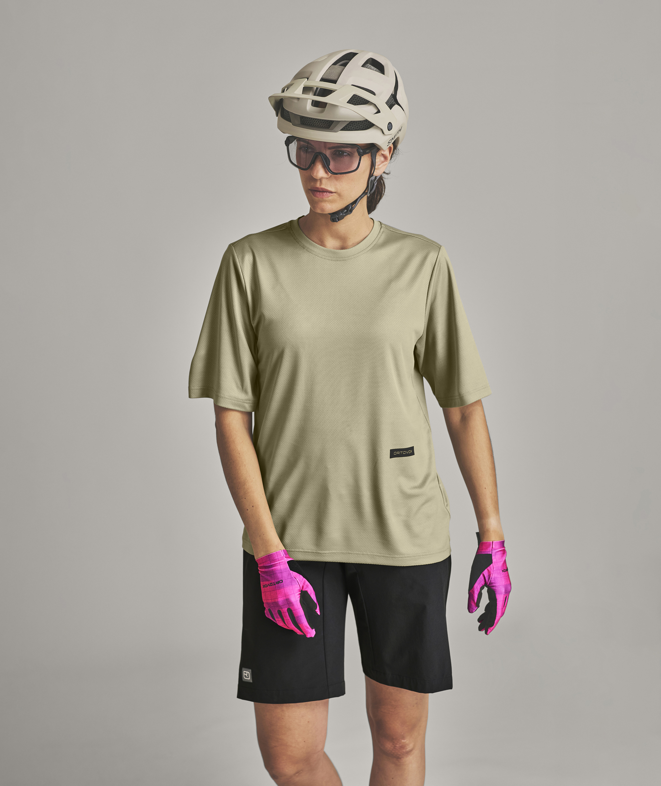 5000895-O00224-SEQUENCE_REvolution_T-SHIRT_W-M-03.jpg 5000895-O00224-SEQUENCE_REvolution_T-SHIRT_W-M-03.jpg, bike helmet, cycling jersey, khaki shirt, black shorts, pink gloves