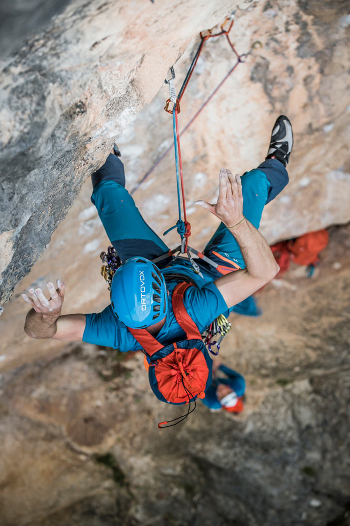 L'homme Escalade Une Haute Montagne De Danger Avec Une Corde